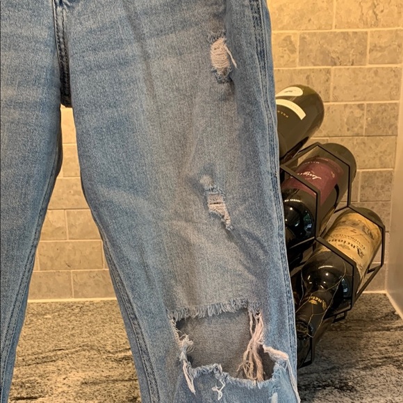 Hollister Curvy High-Rise Mom Jeans in Light Blue - Picture 9 of 9